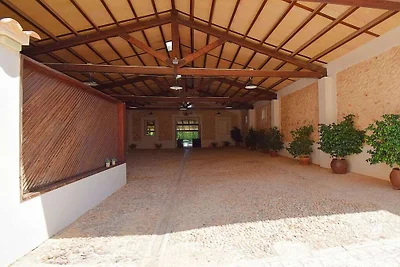 Ferienhaus in Llubi mit Schwimmbecken