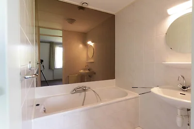 Kompakter Wellness-Bungalow am Wasser