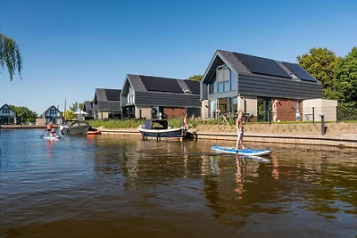 Moderne Wasservilla am friesischen Wasser