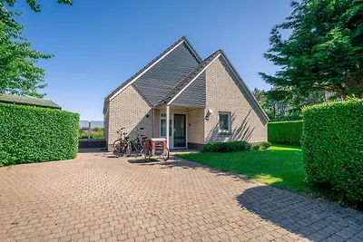 Charmante Villa mit Terrasse am Wasser