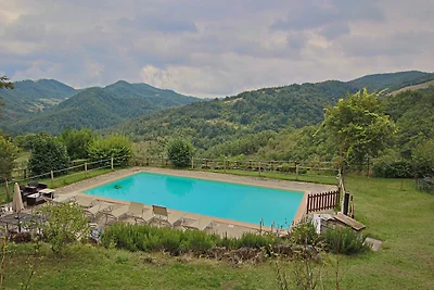 Geräumiges Bauernhaus in Apecchio mit Pool