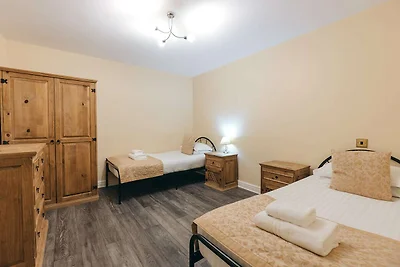Serene 2-Bedroom Cottage in Dorrington, No...