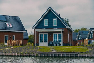 Duurzame watervilla met afwasmachine, bij een...