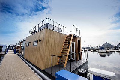 Moderne woonboot met uitzicht op het meer