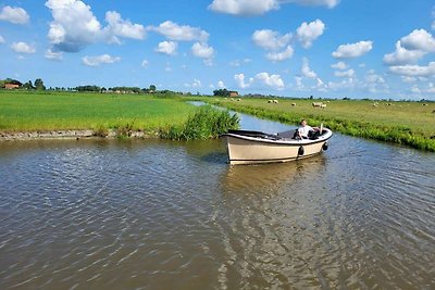 Bella casa familiare sull'acqua della Frisia