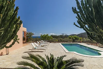 Schöne Villa in Sant Carles mit Pool