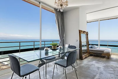 Helles Küstenapartment mit Pool