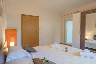 Six Bedroom Holiday House With Pool