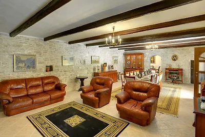 Ferienhaus in Rojnici mit Pool