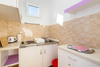 Studio apartment with sea view 3