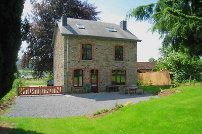 Ein schönes Herrenhaus mit Terrasse