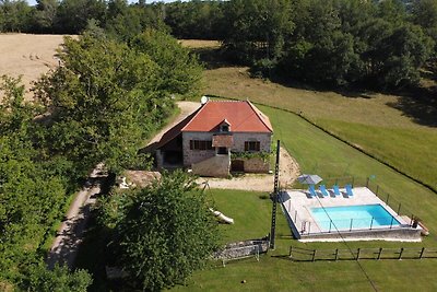 Bella casa vacanze a Rueyres con piscina