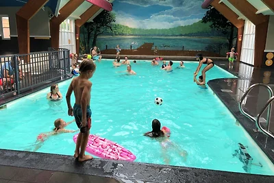 Chalet in Voorthuizen mit Hallenbad