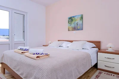 One Bedroom Luxury Apartment with Balcony and...