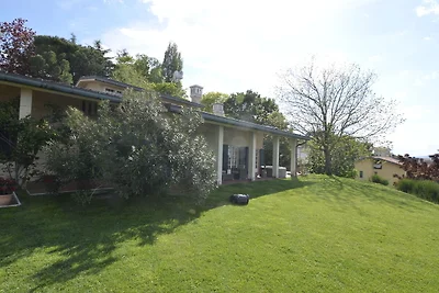 Bella villa a Gemmano con jacuzzi e piscina