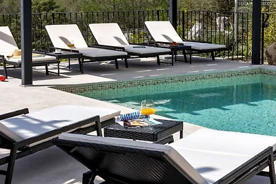 Blue Stone mit Pool und Garten
