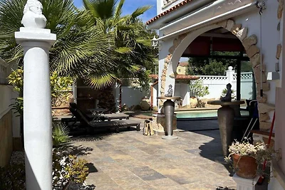 Casa Lina ligt op 900 meter van het strand.