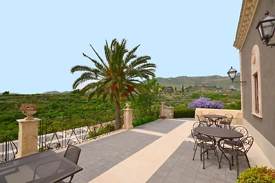 Elegante villa storica con piscina nella regi...
