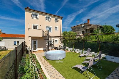 Ampia casa con vasca idromassaggio e giardino