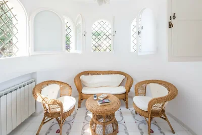 Villa con patio vista mare
