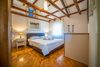 Casa vacanze convenzionale a Umago con piscin...