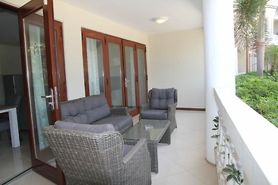 Moderne Wohnung in einem tropischen Garten in...