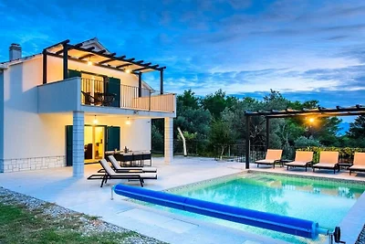 Blue Stone mit Pool und Garten