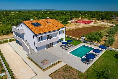 Villa met zwembad en sauna in Galovac