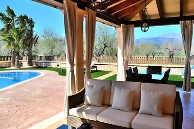 Villa in Buger mit Pool und Spielplatz