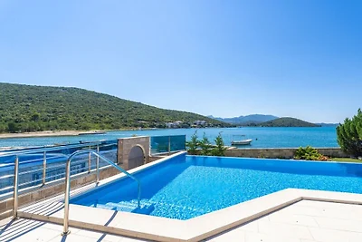 Beachfront Apartment house Hon with pool