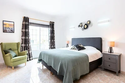 Haus in Albufeira mit Pool und Garten