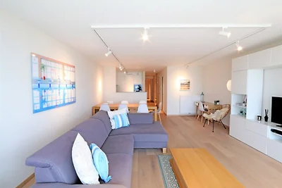 Modern toevluchtsoord met zeezicht en balkon