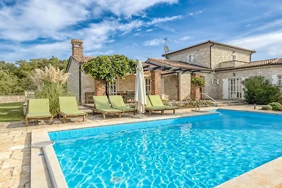 Villa in Sveti Lovrec mit Schwimmbecken