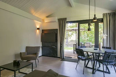 Modernes Chalet mit Klimaanlage in einem Feri...