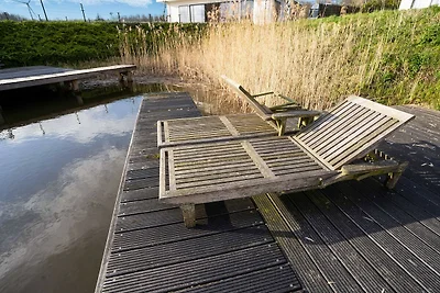 Prime villa met terras en steiger