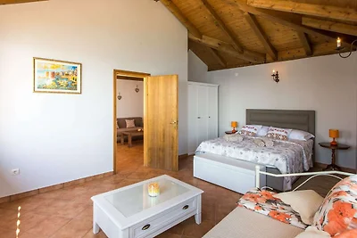 Villa mit 1 Zimmer und Terrasse
