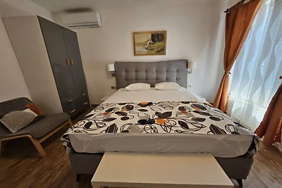 Apartments near the beach Orebic - One bedroo...