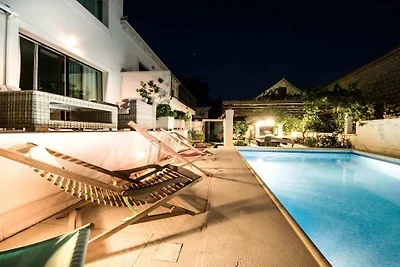 Villa in Povlja mit Schwimmbecken