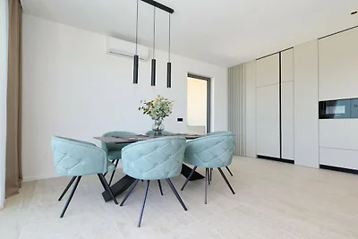 Villa in Tkon mit Schwimmbecken