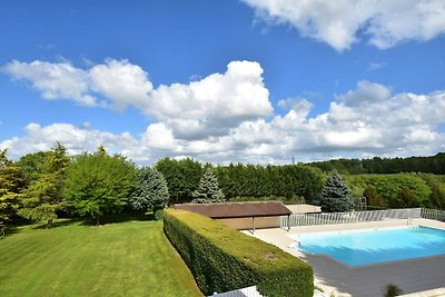 Geräumiges Ferienhaus mit Pool in Faverolles