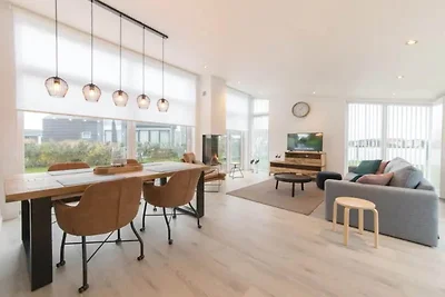 Chalet moderno sull'acqua in un parco vacanze