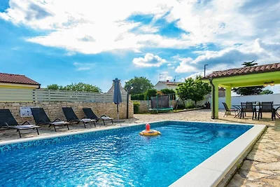 Ferienhaus in Bale mit Schwimmbecken