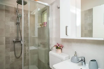 Indy's Beach Apartments -Two Bedroom Apartmen...
