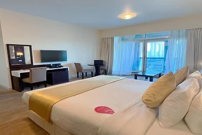 Deluxe King Near Dubai Metro with Rooftop...