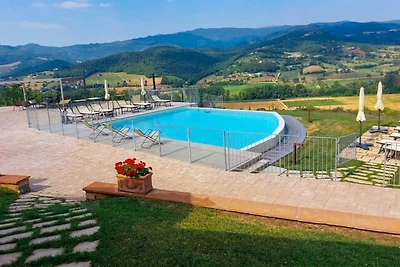 Spazioso appartamento, Poppi con piscina in...
