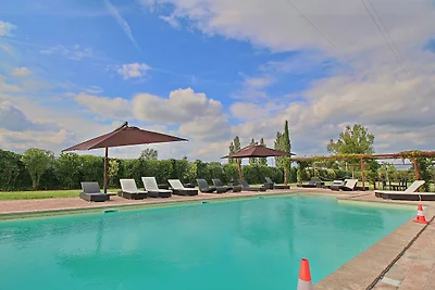 Moderno appartamento con piscina