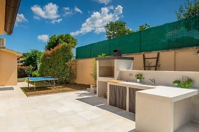 Villa in Tinjan mit Schwimmbecken