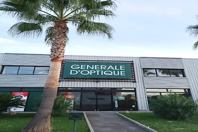 Moderne 2P-Wohnung, Pool, Parkplatz, neu