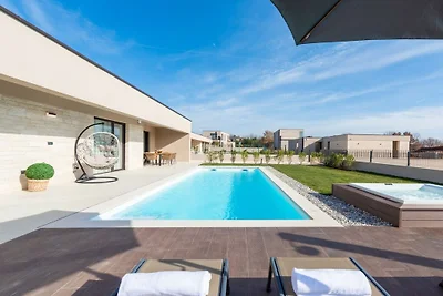 Nowoczesna willa Daleo z jacuzzi w Labinci