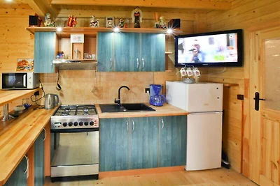 Holzhaus am Ostrowieckie-See mit Strand